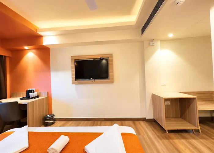 New Hotel Golden Wave Premium In Marine Drive - Sea View Rooms With Balcony - Free Parking, Restaurant, Free Wi-Fi, Spacious Rooms